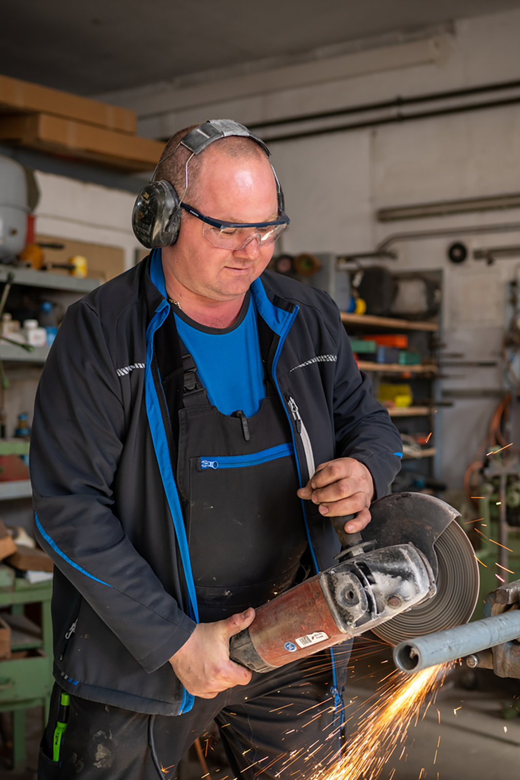 Mitarbeiterfoto vor Ort im Unternehmen
